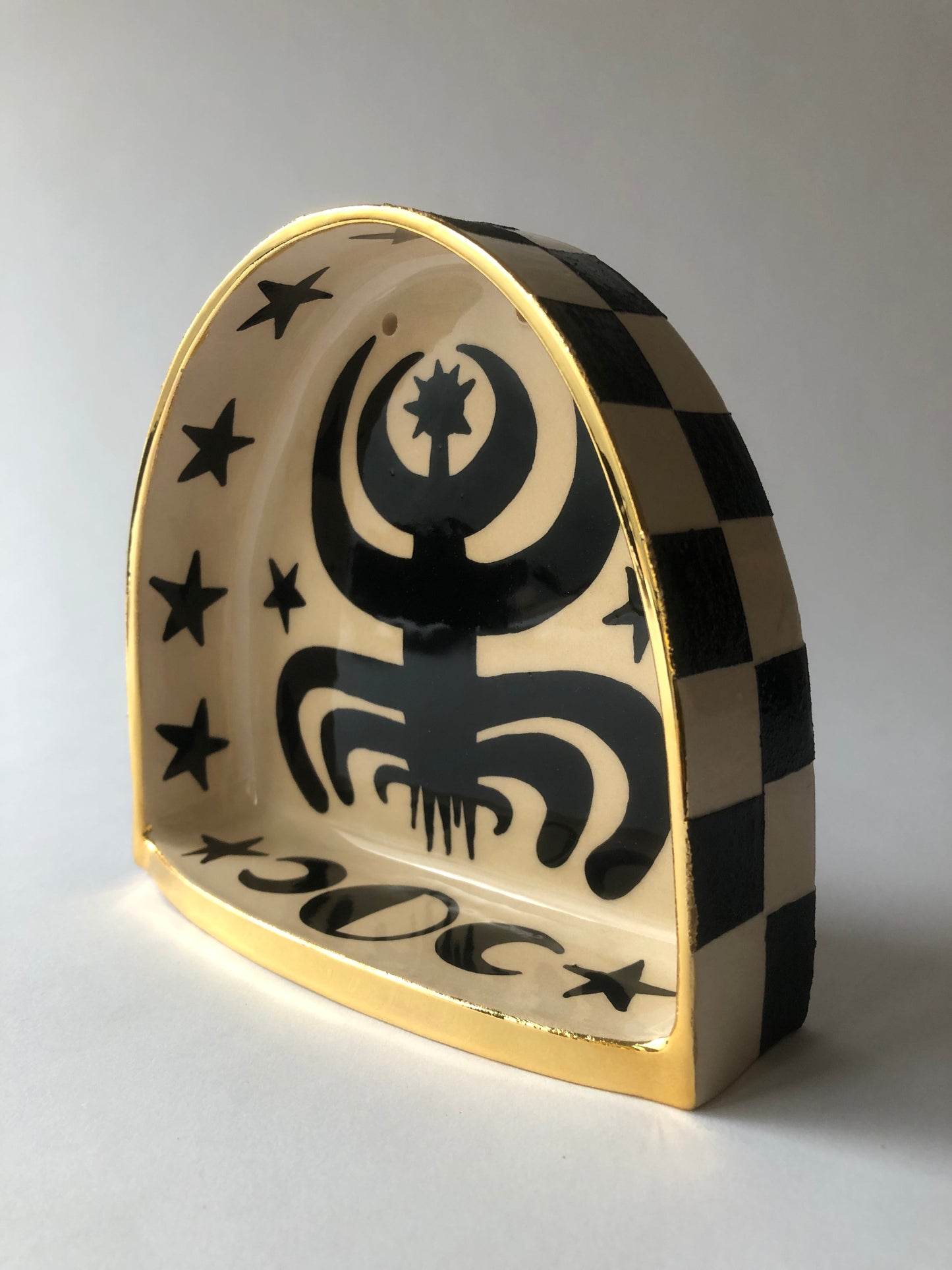 Altar de cerámica con plantas mágicas