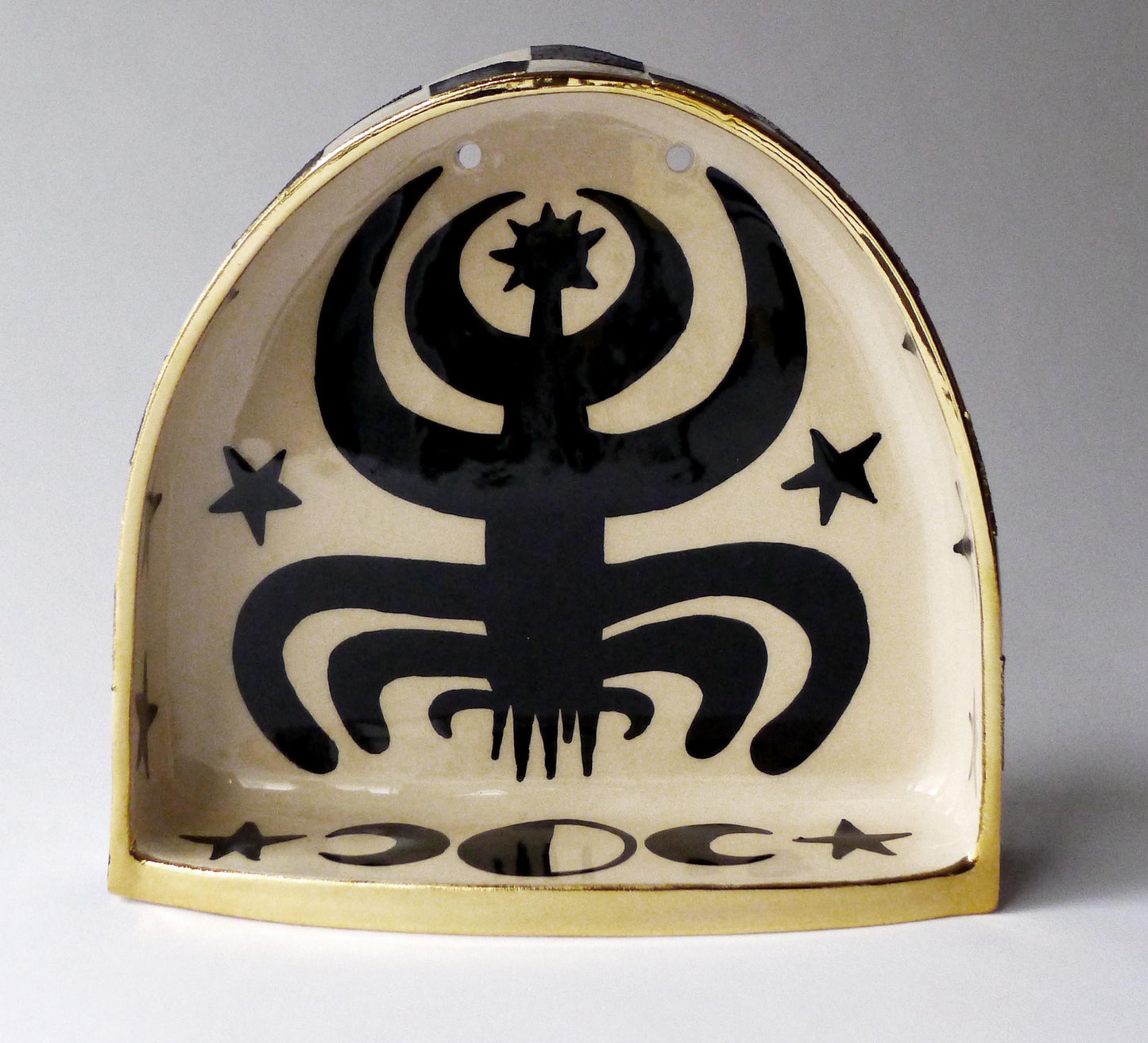 Altar de cerámica con plantas mágicas