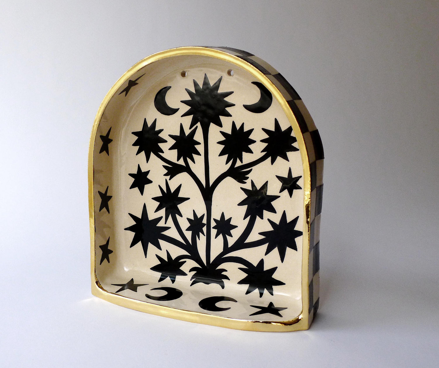 Altar de cerámica con plantas mágicas