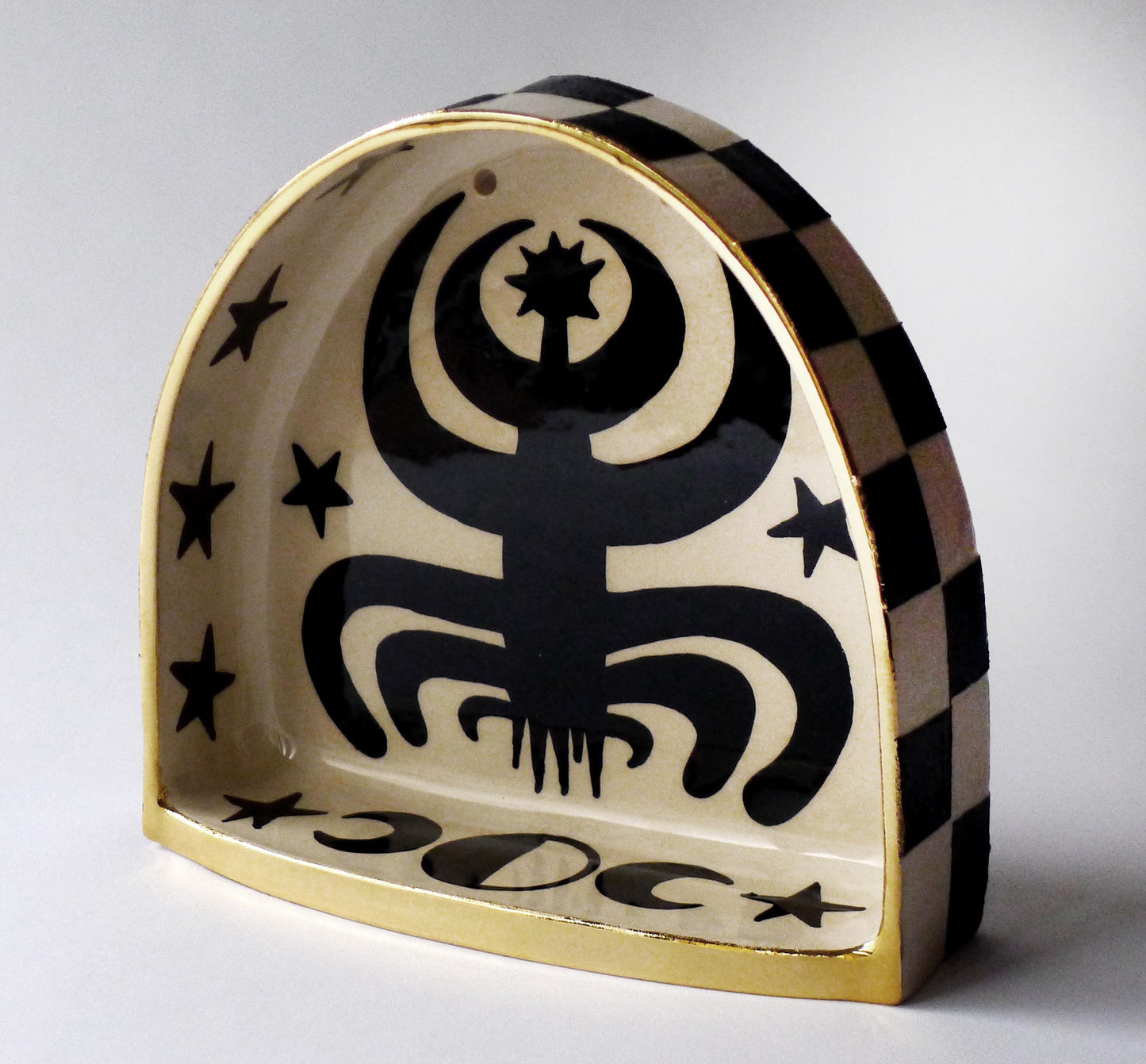 Altar de cerámica con plantas mágicas